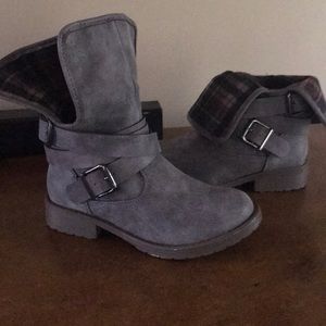 Kids grey boots with buckles
